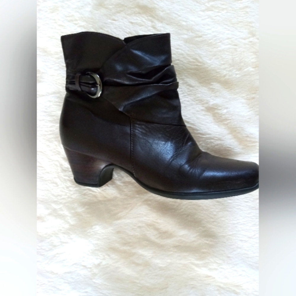 CLARKS Ruched Leather Ankle Brown Boots | 7.5 W - Picture 2 of 7